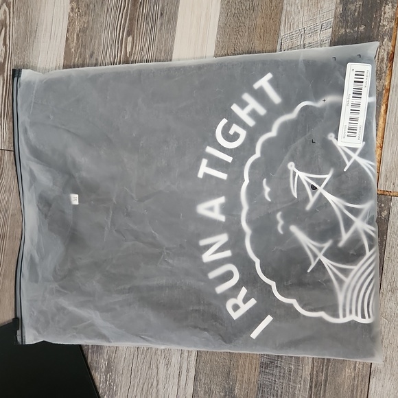 I Run A Tight Shipwreck Graphic Tee - Picture 4 of 5